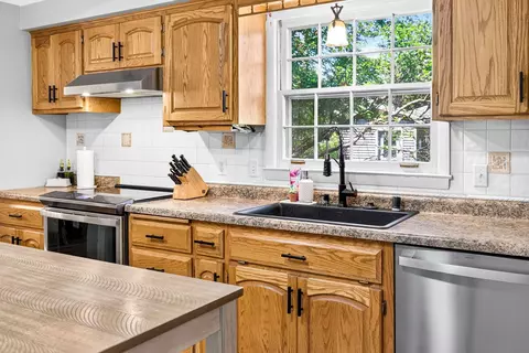 Kitchen - 700 E Lindbergh St, Appleton, WI 54911 photo 4 of 7