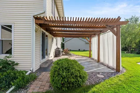 Exterior - 4501 N Stonebridge Ct, Appleton, WI 54913 photo 3 of 8