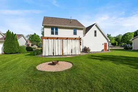 Exterior - 4501 N Stonebridge Ct, Appleton, WI 54913 photo 4 of 8