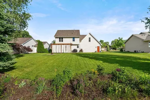 Exterior - 4501 N Stonebridge Ct, Appleton, WI 54913 photo 6 of 8