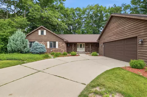 343 E Le Capitaine Cir, Green Bay, WI 54302