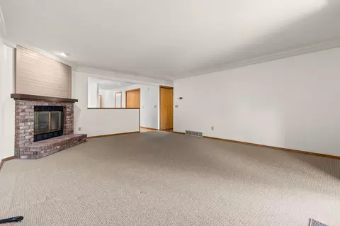 Living - 933 E Windfield Pl #A, Appleton, WI 54911 photo 3 of 4