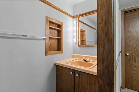 Bath - 933 E Windfield Pl #A, Appleton, WI 54911 photo 3 of 3