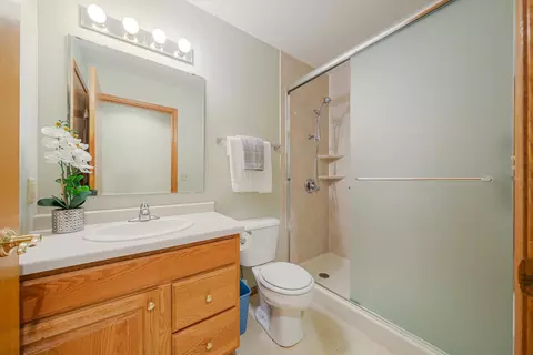 Bath - 1424 E Keystone Ln, Appleton, WI 54913 photo 3 of 4