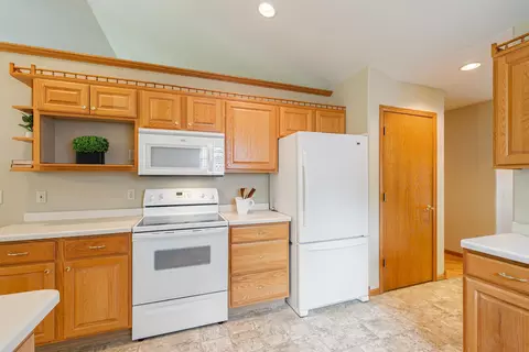 Kitchen - 1424 E Keystone Ln, Appleton, WI 54913 photo 3 of 5