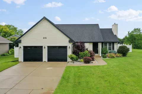 614 Stonehedge Rd, Green Bay, WI 54302