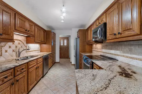 Kitchen - 151 Harrys Gtwy, Appleton, WI 54914 photo 4 of 7