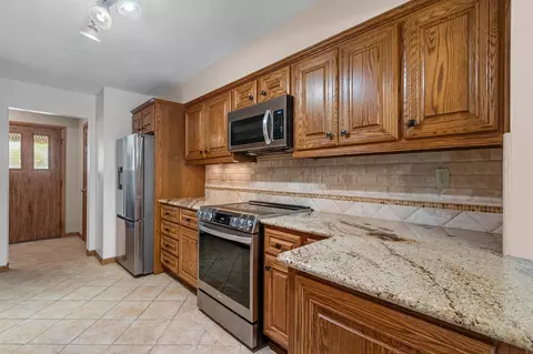 Kitchen - 151 Harrys Gtwy, Appleton, WI 54914 photo 5 of 7
