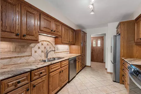 Kitchen - 151 Harrys Gtwy, Appleton, WI 54914 photo 3 of 7