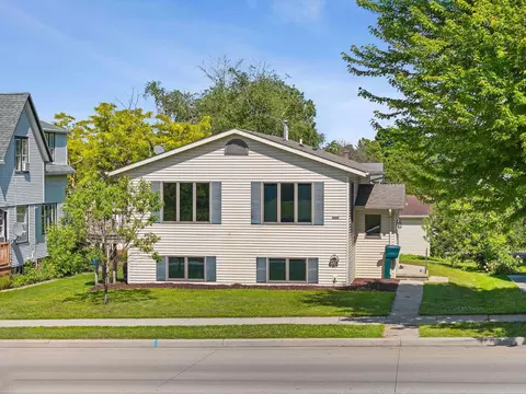 2009 S 10th St, Manitowoc, WI 54220