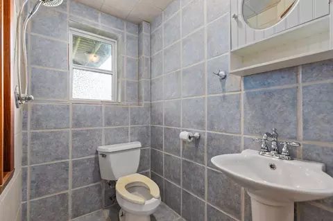 Bath - n2749 Evergreen Lane, Appleton, WI 54913 photo 2 of 3