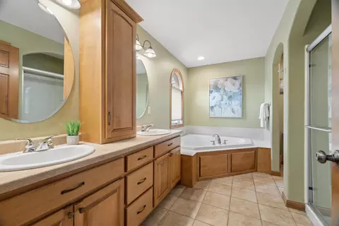 Bath - 4226 E Appleseed Dr, Appleton, WI 54913 photo 2 of 6