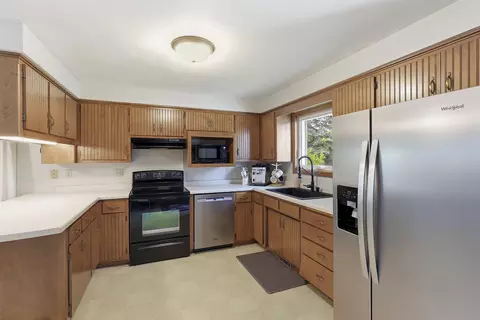 Kitchen - 2605 W Big Bend Dr, Appleton, WI 54914 photo 2 of 4