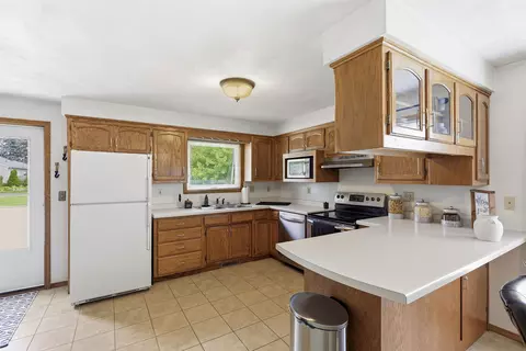 Kitchen - 2605 W Big Bend Dr, Appleton, WI 54914 photo 4 of 4