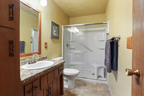 Bath - 625 S Olson Ave #D, Appleton, WI 54914 photo 2 of 2