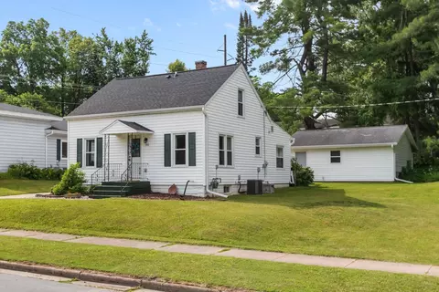 190 Division St, Iola, WI 54945