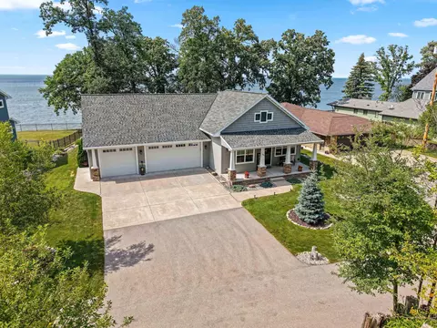 5011 Edgewater Beach Rd, Green Bay, WI 54311