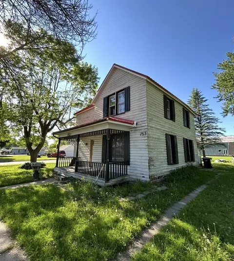 713 W Waupaca St, New London, WI 54961