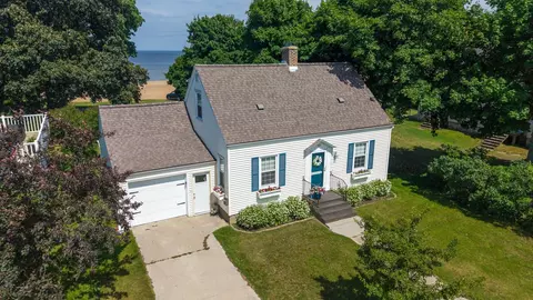 232 1st St, Menominee, MI 49858
