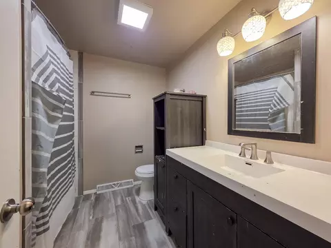 Bath - 1000 W Browning St, Appleton, WI 54914 photo 2 of 3