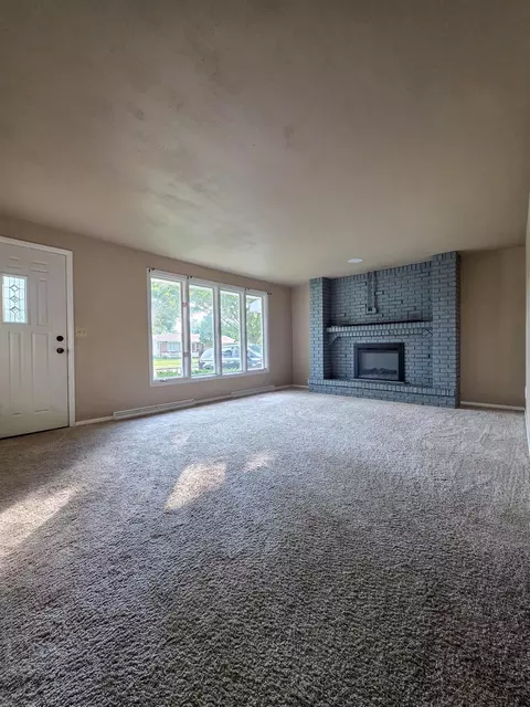 Living - 1000 W Browning St, Appleton, WI 54914 photo 2 of 2