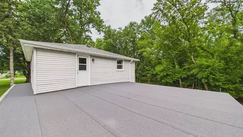 Exterior - 4020 N Ballard Rd, Appleton, WI 54913 photo 6 of 12