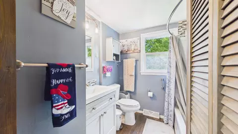 Bath - 4020 N Ballard Rd, Appleton, WI 54913 photo 3 of 4