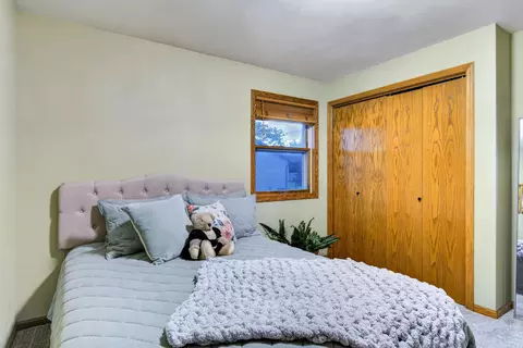 Bedroom - w2593 Oakmeadow Court, Appleton, WI 54915 photo 6 of 7