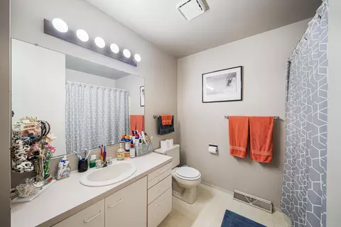 Bath - 722 N Hawthorne Dr, Appleton, WI 54915 photo 1 of 1