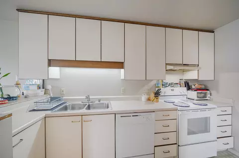 Kitchen - 722 N Hawthorne Dr, Appleton, WI 54915 photo 2 of 4