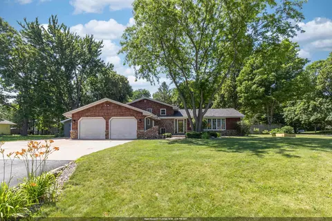 1919 Brookfield Dr, Neenah, WI 54956