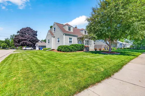 Exterior - 804 E Maple St, Appleton, WI 54915 photo 5 of 6