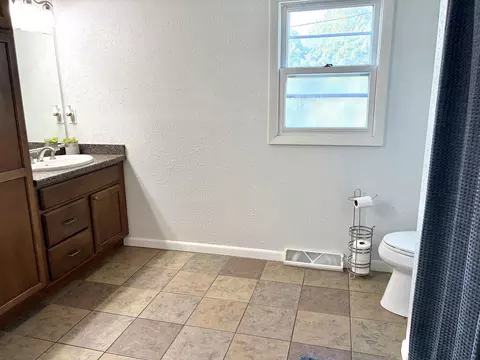 Bath - 513 E Lindbergh St, Appleton, WI 54911 photo 4 of 4