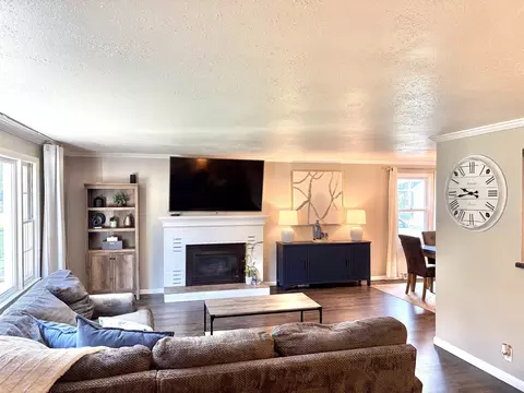 Living - 513 E Lindbergh St, Appleton, WI 54911 photo 1 of 3
