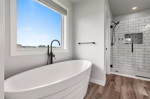 Bath - n9239 Laura St, Appleton, WI 54915 photo 6 of 10