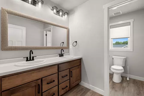 Bath - n9239 Laura St, Appleton, WI 54915 photo 9 of 10