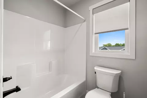 Bath - n9239 Laura St, Appleton, WI 54915 photo 10 of 10