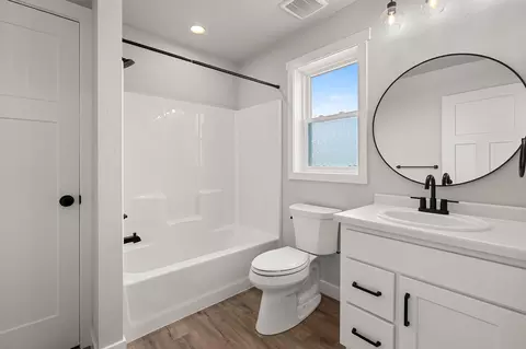 Bath - n9239 Laura St, Appleton, WI 54915 photo 8 of 10