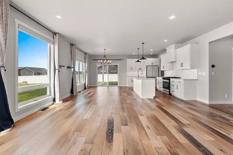 Living - n9239 Laura St, Appleton, WI 54915 photo 5 of 7