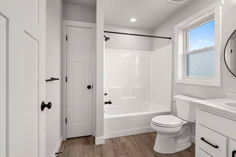 Bath - n9239 Laura St, Appleton, WI 54915 photo 7 of 10