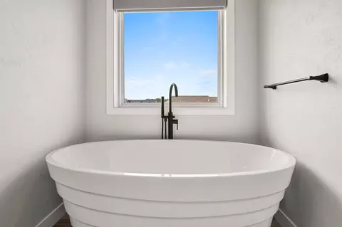 Bath - n9239 Laura St, Appleton, WI 54915 photo 5 of 10