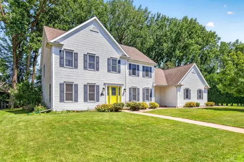 2415 Maple Grove Dr, Neenah, WI 54956