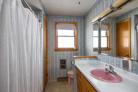 Bath - 420 W Lindbergh St, Appleton, WI 54911 photo 1 of 2