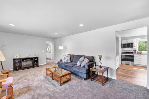 Living - n9598 Noe Road, Appleton, WI 54915 photo 2 of 4