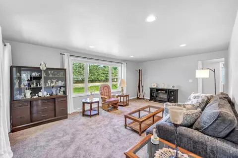 Living - n9598 Noe Road, Appleton, WI 54915 photo 1 of 4