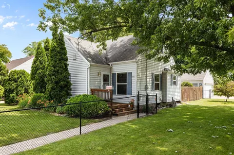 882 Higgins Ave, Neenah, WI 54956