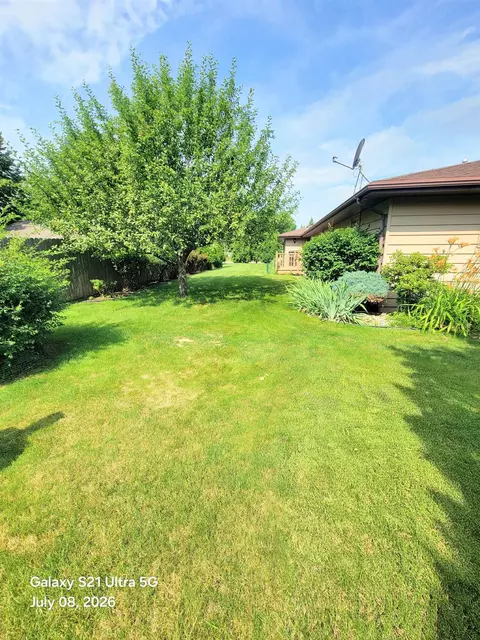 Exterior - 1101 E Meadow Grove Blvd, Appleton, WI 54915 photo 4 of 6