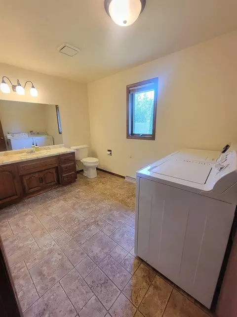Bath - 1101 E Meadow Grove Blvd, Appleton, WI 54915 photo 5 of 5