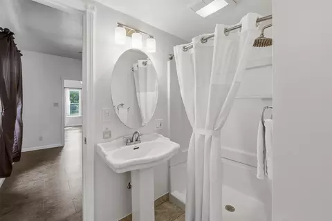 Bath - 615 N Bateman St, Appleton, WI 54911 photo 2 of 4
