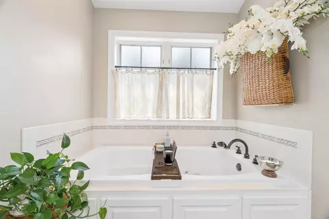 Bath - 4232 N Terraview Dr, Appleton, WI 54913 photo 4 of 8